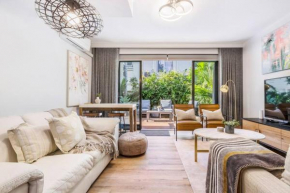 Urban Green - Stylish Courtyard Haven off Malvern Rd